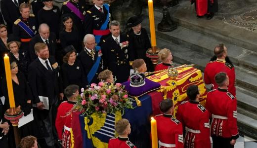 De izquierda a derecha, en la segunda fila, los reyes eméritos de España Sofia y Juan Carlos I, junto a los actuales Letizia y Felipe VI, en el funeral de la reina Isabel II, en la Abadía de Westminster en Londres, el 19 de septiembre de 2022