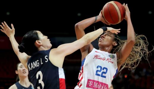 La puertorriqueña Arella Guirantes lanza a canasta presionada por la surcoreana Kang Lee-seul en su partido del Mundial de baloncesto jugado el 27 de septiembre de 2022 en Sídney