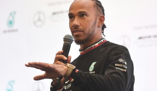 El piloto de F1 Lewis Hamilton habla durante una rueda de prensa el 28 de septiembre de 2022 en Kuala Lumpur