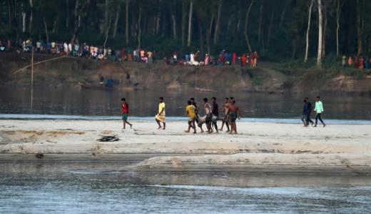 Varias personas portan el cuerpo de una víctima del naufragio en el río Karotoa cerca de Boda, en Bangladés, el 26 de septiembre de 2022
