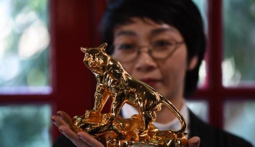 AFP | Figurines de tigres se venden a precio de oro en Vietnam por el Año Nuevo.