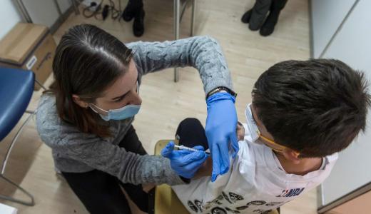 AFP | Aplican la vacuna contra el Covid a un niño.