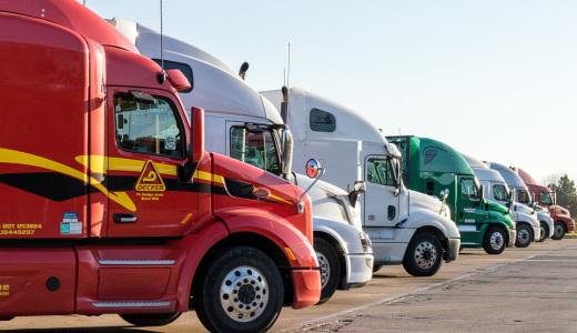 Pixabay | Camiones estacionados esperan la llegada de contenedores para movilizar carga.