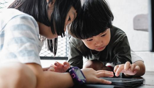 PEXELS | Dos niños utilizando una tableta.
