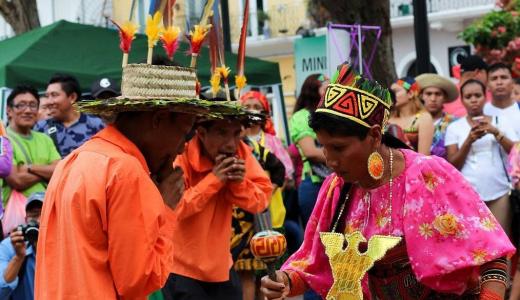 Cortesía | Artistas indígenas danzando al son de instrumentos de viento tradicionales. 