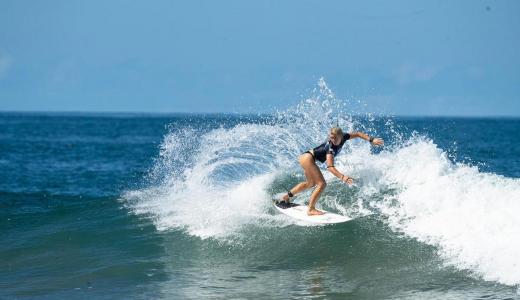 Cortesía | Una surfista compite en Playa Venao. 