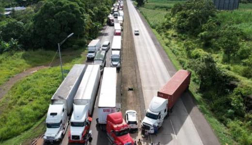 AFP | Camiones con artículos y alimentos detenidos en la vía Interamericana, donde permanecieron por varios días debido al cierre de las calles que se prolongó por más de tres semanas en el país. 