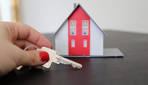  PIXABAY | Una imagen que ilustra cuando una persona recibe las llaves de su vivienda. La foto revela la mano de una mujer que sostiene una llave. En el fondo se aprecia una pequeña casa de cartón. 