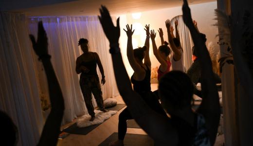 AFP | Personas realizando poses de yoga.