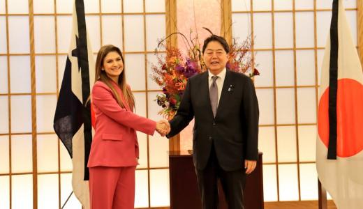 ML | La canciller Erika Mouynes junto al ministro de Relaciones Exteriores, Yoshimasa Hayashi de Japón.