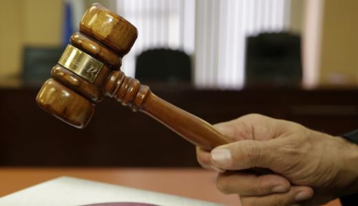 O.JUDICIAL | Imagen ilustrativa de un juez sosteniendo un mazo en un tribunal de justicia.
