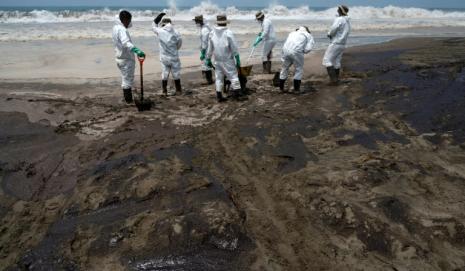 Efectivos del ejército peruano limpian la la playa Chacra y Mar, en Huaral, tras un derrame de crudo