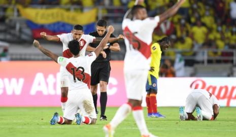 Jugadores peruanos festejan tras vencer a Colombia 1-0 en Barranquilla por las eliminatorias sudamericana rumbo a Catar 2022, el 28 de enero de 2022.