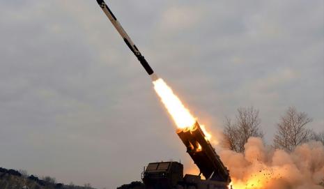 Imagen difundida el 28 de enero por la agencia norcoreana KCNA del lanzamiento de un misil de largo alcance el 25 de enero de 2022