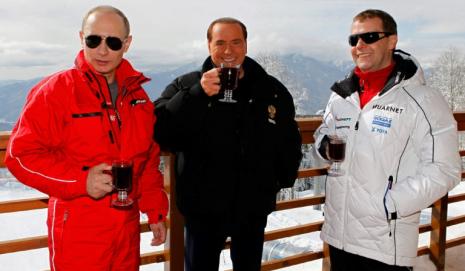 El exprimer ministro italiano Silvio Berlusconi (c), junto al presidente ruso, Los entonces presidente ruso, Vladimir Putin (izq.), y su antecesor en el cargo, Dmitry Medvedev, en la estación de esquí de Rosa Khutor, en Rusia, el 8 de marzo de 2012