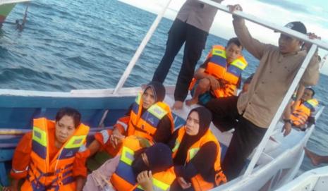 Los equipos de rescate de Indonesia evacuan a varios supervivientes del naufragio del ferry el 28 de mayo de 2022 en el estrecho de Makassar