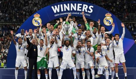 El defensa del Real Madrid Marcelo levanta el trofeo de la Liga de Campeones en el Stade de France en Saint-Denis, al norte de París, el 28 de mayo de 2022