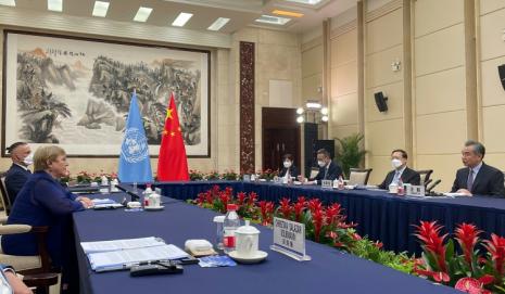La Alta Comisionada de Derechos Humanos de la ONU Michelle Bachelet habla con el ministro de Relaciones Exteriores de China, Wang Yi (D), durante una reunión celebrada en la ciudad de Guangzhou, China, el 23 de mayo de 2022