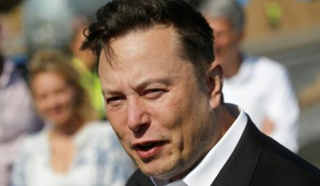 Elon Musk habla con la prensa a su llegada a las obras de una futura planta de Tesla, el 3 de septiembre de 2020 en la localidad alemana de Gruenheide, cerca de Berlín