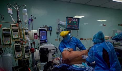 AFP | Enfermeras atienden a un paciente de Covid-19 en UCI.