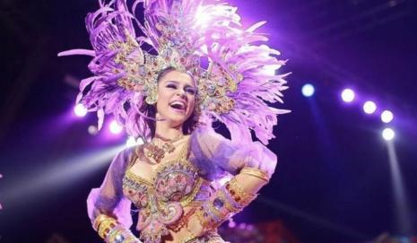 ATP | Mujer vestida con atuendo alegórico para los días del Carnaval. 