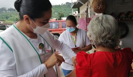 Una enfermera coloca vacuna.