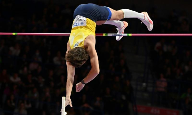 El saltador de pértiga sueco Armand Duplantis compite en el Campeonato del Mundo en Belgrado el 20 de marzo de 2022