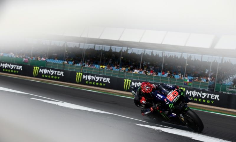 El piloto francés de Monster Energy Yamaha, Fabio Quartararo, participa en la tercera sesión de entrenamientos libres de MotoGP del Gran Premio de Gran Bretaña, en el circuito de Silverstone, en Northamptonshire, centro de Inglaterra, el 6 de agosto de 2022.