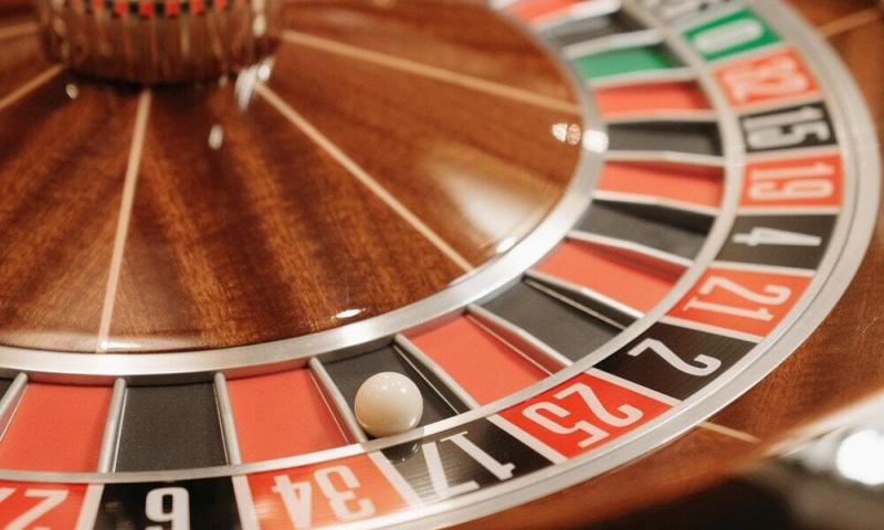 PEXELS | El juego de la ruleta dentro de un casino.